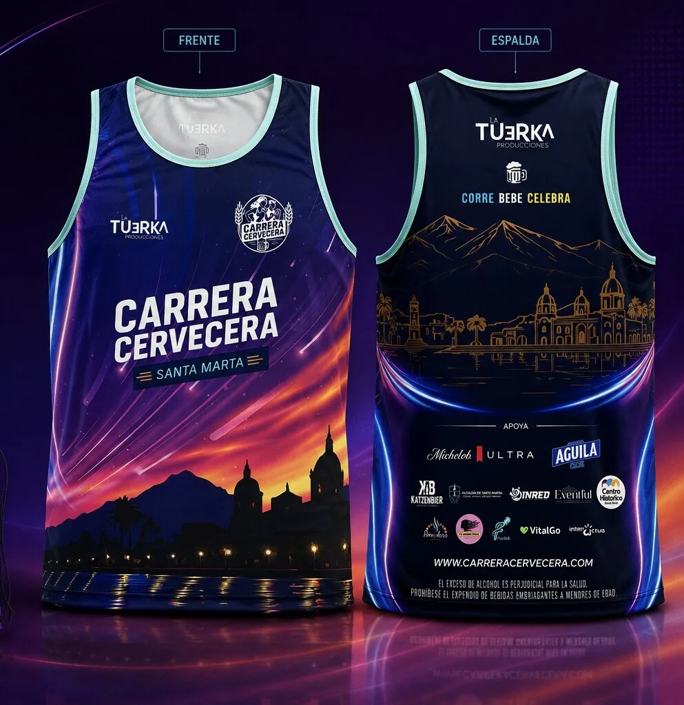 Camiseta oficial tipo esqueleto de la Carrera Cervecera Santa Marta 2026, de frente y de espalda. El frente lleva el nombre de la carrera sobre el atardecer de la bahía; la espalda, la silueta del centro histórico con la Sierra Nevada y los logos de los aliados.