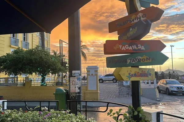 Letrero de destinos turísticos de Santa Marta al atardecer, con Taganga y el Parque Tayrona