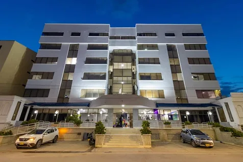 Fachada del Hotel Axis en Playa Rodadero