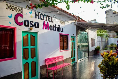 Fachada rosada del Hotel Casa Mathilu en Playa Rodadero