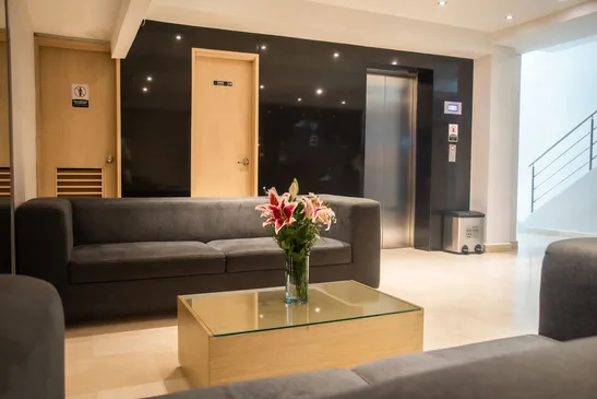 Recepción del Hotel Ribai en el centro histórico