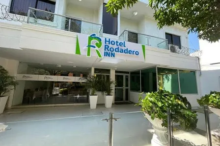 Entrada del Hotel Rodadero Inn en Playa Rodadero