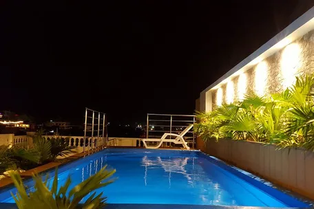 Piscina de noche del Hotel San Miguel Imperial