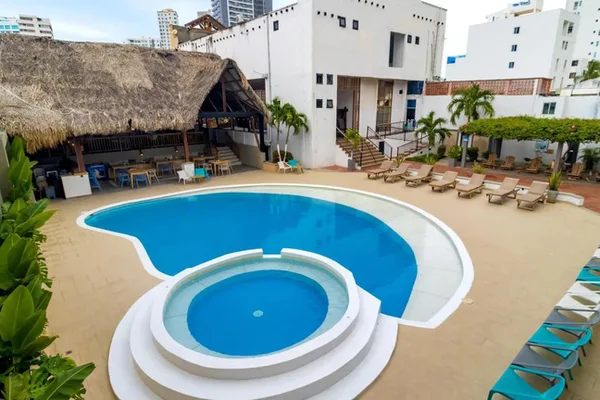 Piscina del Hotel Sansiraka en Rodadero Sur